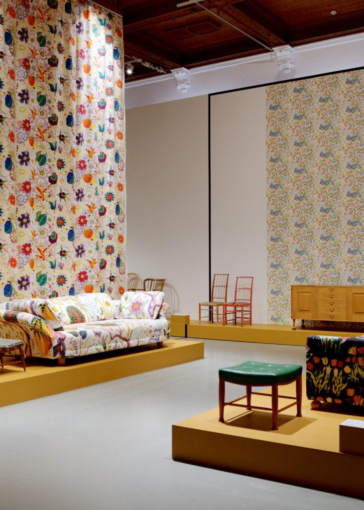 Arkkitehti-muotoilija Josef Frankin suunnitelemia tapetteja seinillä Designmuseossa. Kuvaaja Katja Hagelstam