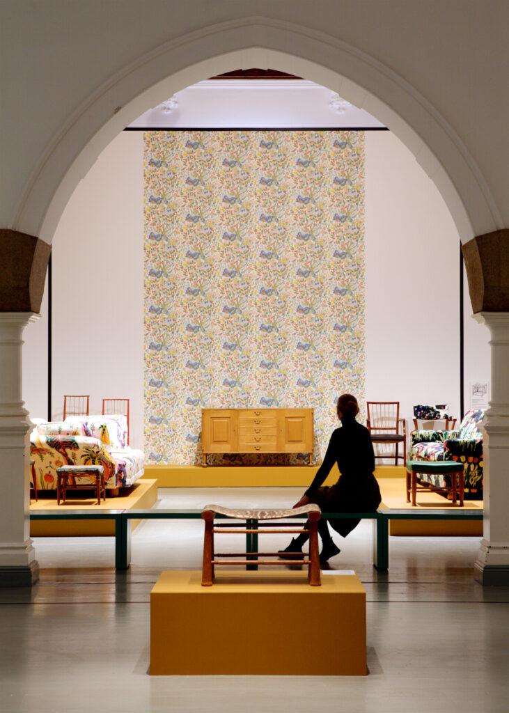 Arkkitehti-muotoilija Josef Frankin suunnitelemia tapetteja seinillä Designmuseossa. Kuvaaja Katja Hagelstam