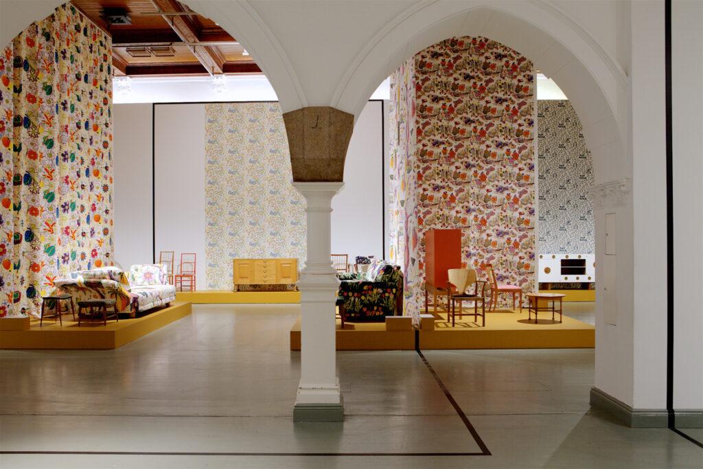 Arkkitehti-muotoilija Josef Frankin suunnitelemia tapetteja seinillä Designmuseossa. Kuvaaja Katja Hagelstam