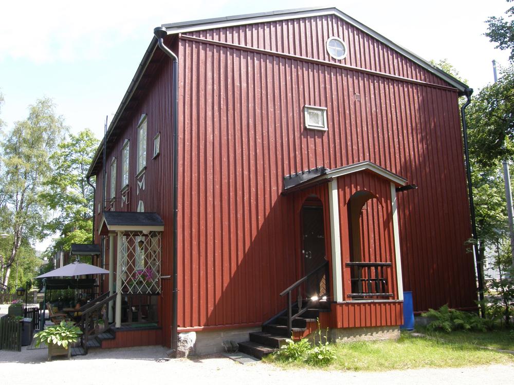 Puutalon ulkomaalaus Helsingissä.