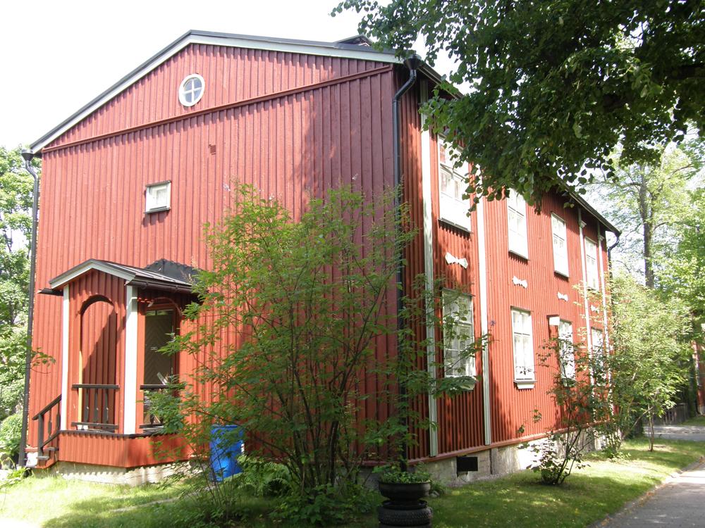 Puutalon ulkomaalaus Helsingissä.