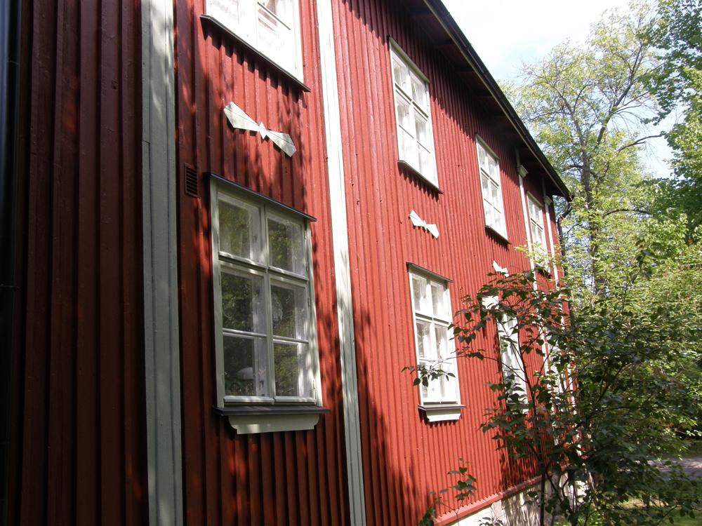 Puutalon ulkomaalaus Helsingissä.