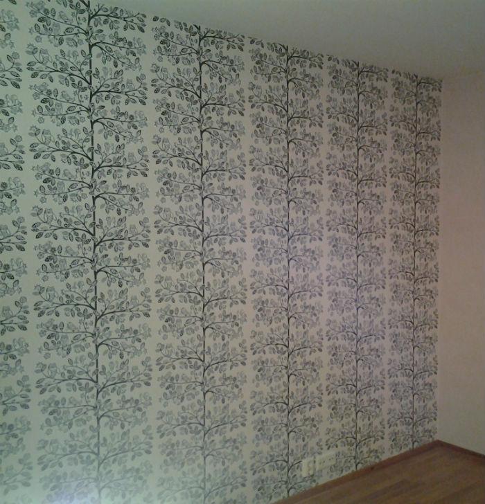 Tapetoituja seiniä yksityisasunnoissa Helsingissä.