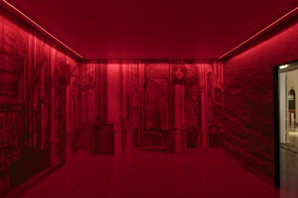 Carnovkyn RGB-erikoistapetti Designmuseolla Helsingissä. Eri valossa paljastuu uusi kuvio. Kuva:Paavo Lehtonen, Designmuseo.