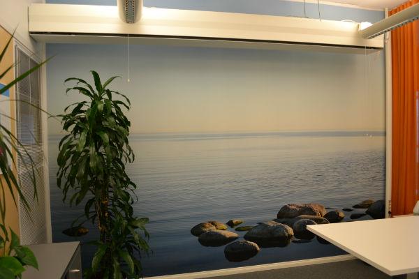 Valokuvatapetin asennus toimistoon Helsingissä.